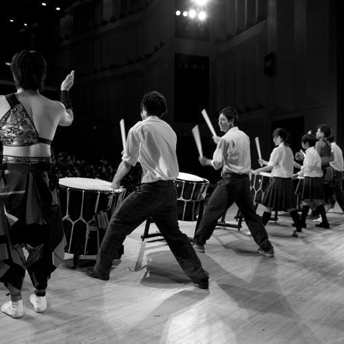 学校：ホールで高校生